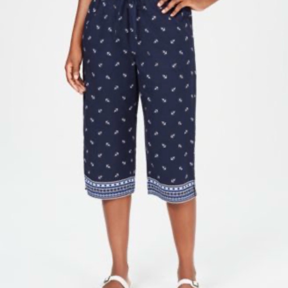 St. John's Bay Navy Capris with White Pattern